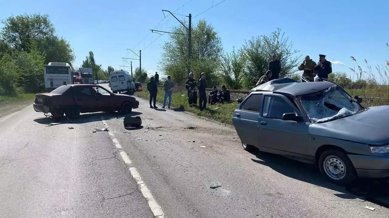 Согласно официальной версии, водитель автобуса следовал из Новочеркасска в Донской. Он столкнулся с автомобилем ВАЗ, он остановился из-за поломки.