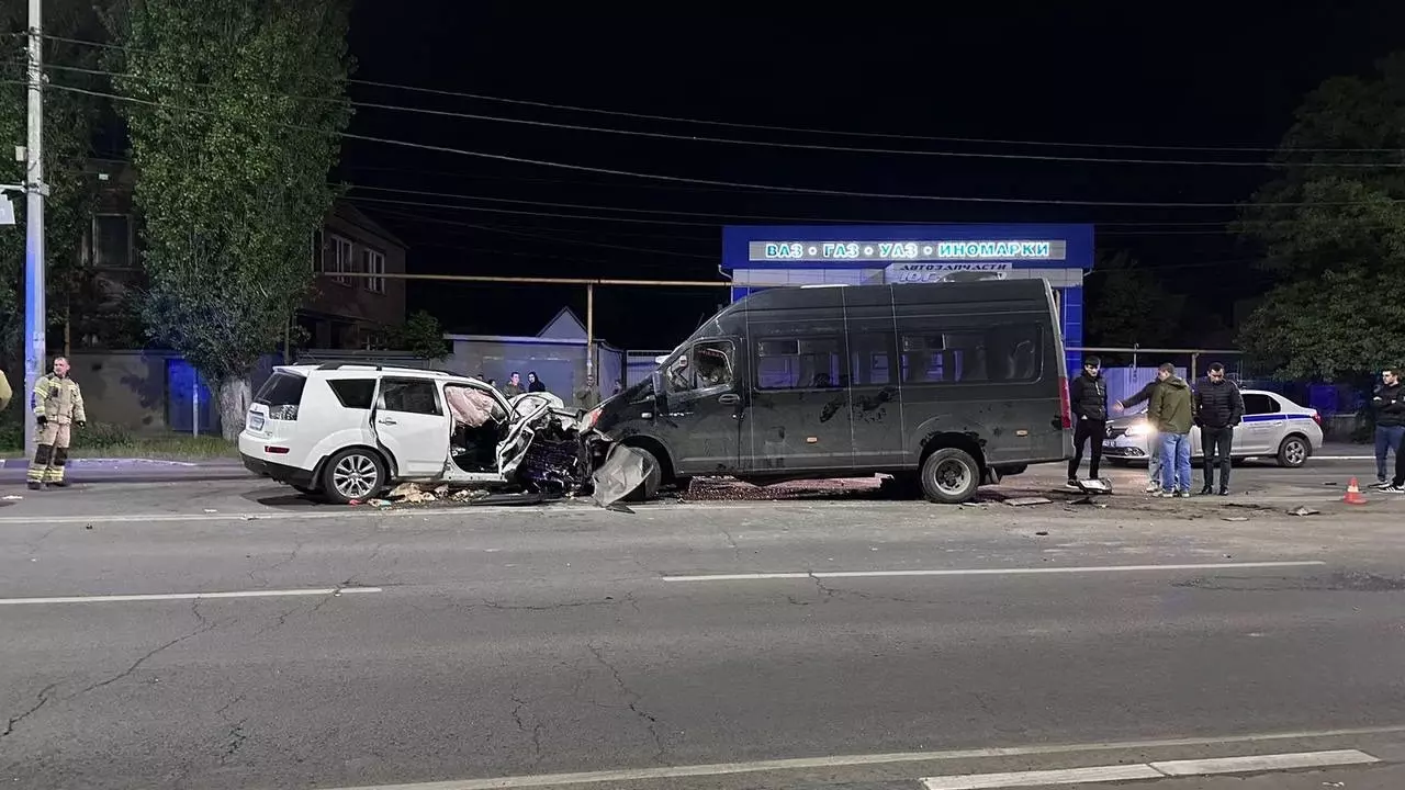 В Ростовской области автобус расплющил часть машины