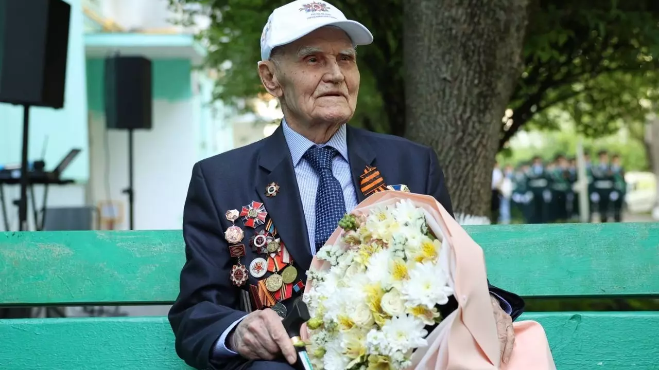 Пенсионерам вручат цветы и самодельные открытки.