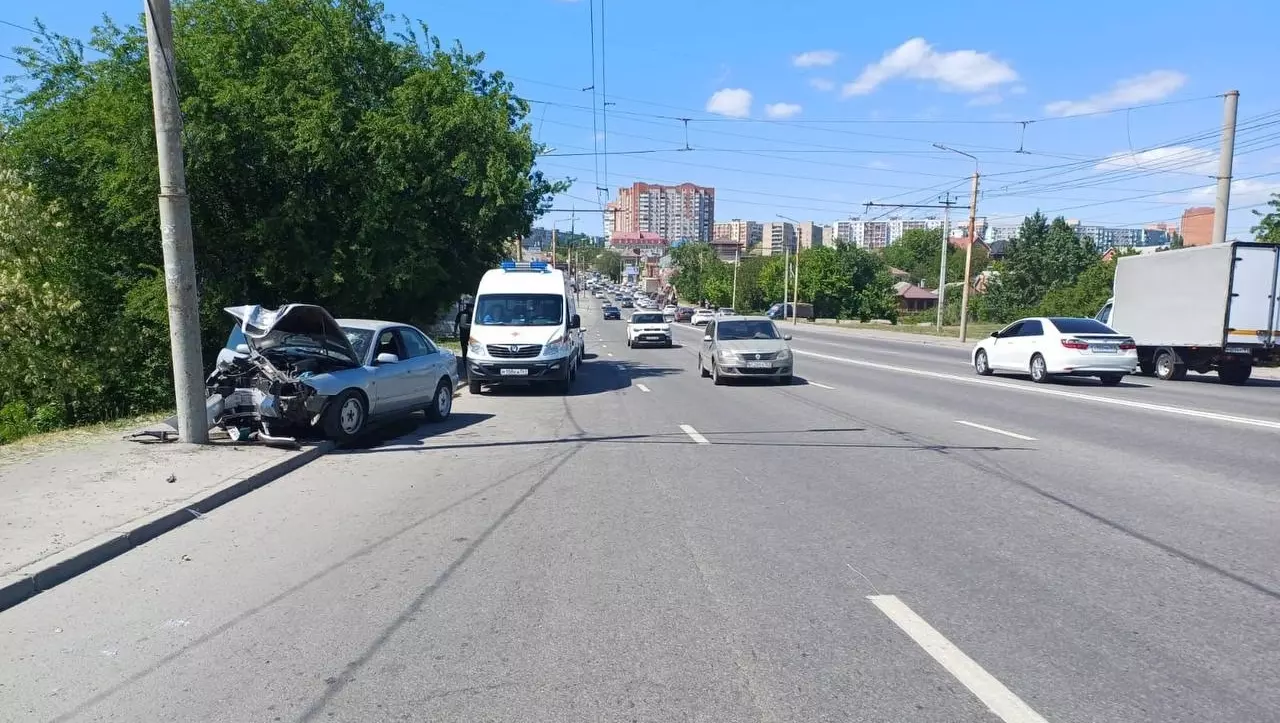 В Ростове-на-Дону умер водитель от столкновения с опорой электропередач