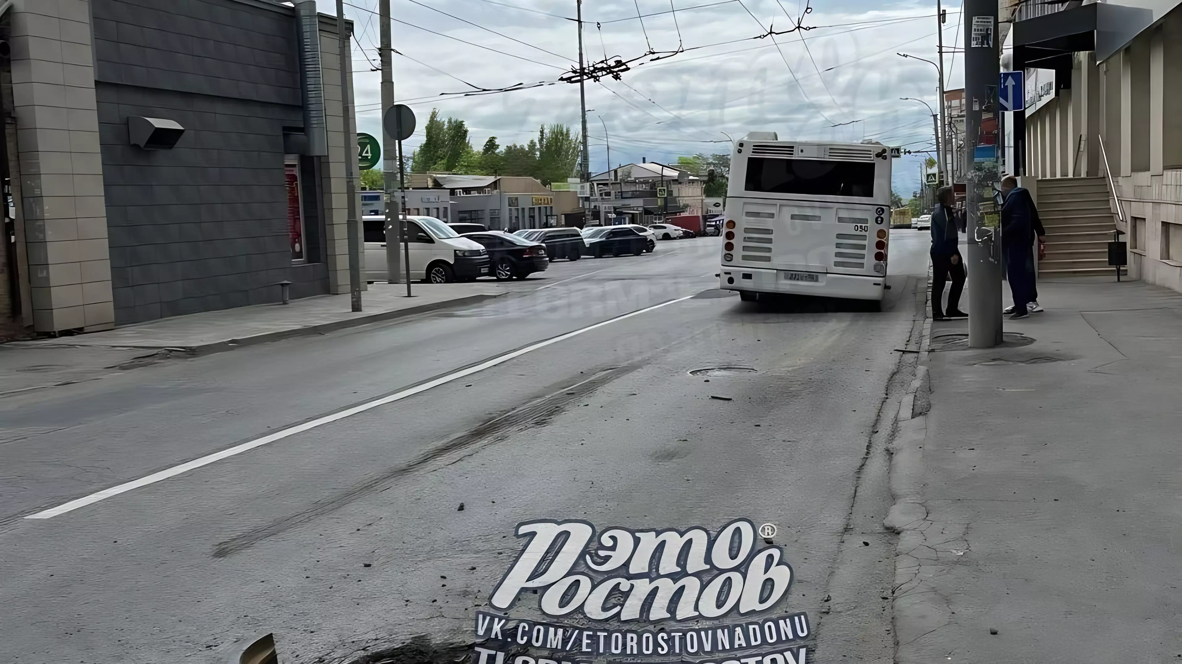 Колесо оторвало у автобуса из-за открытого люка в Ростове-на-Дону