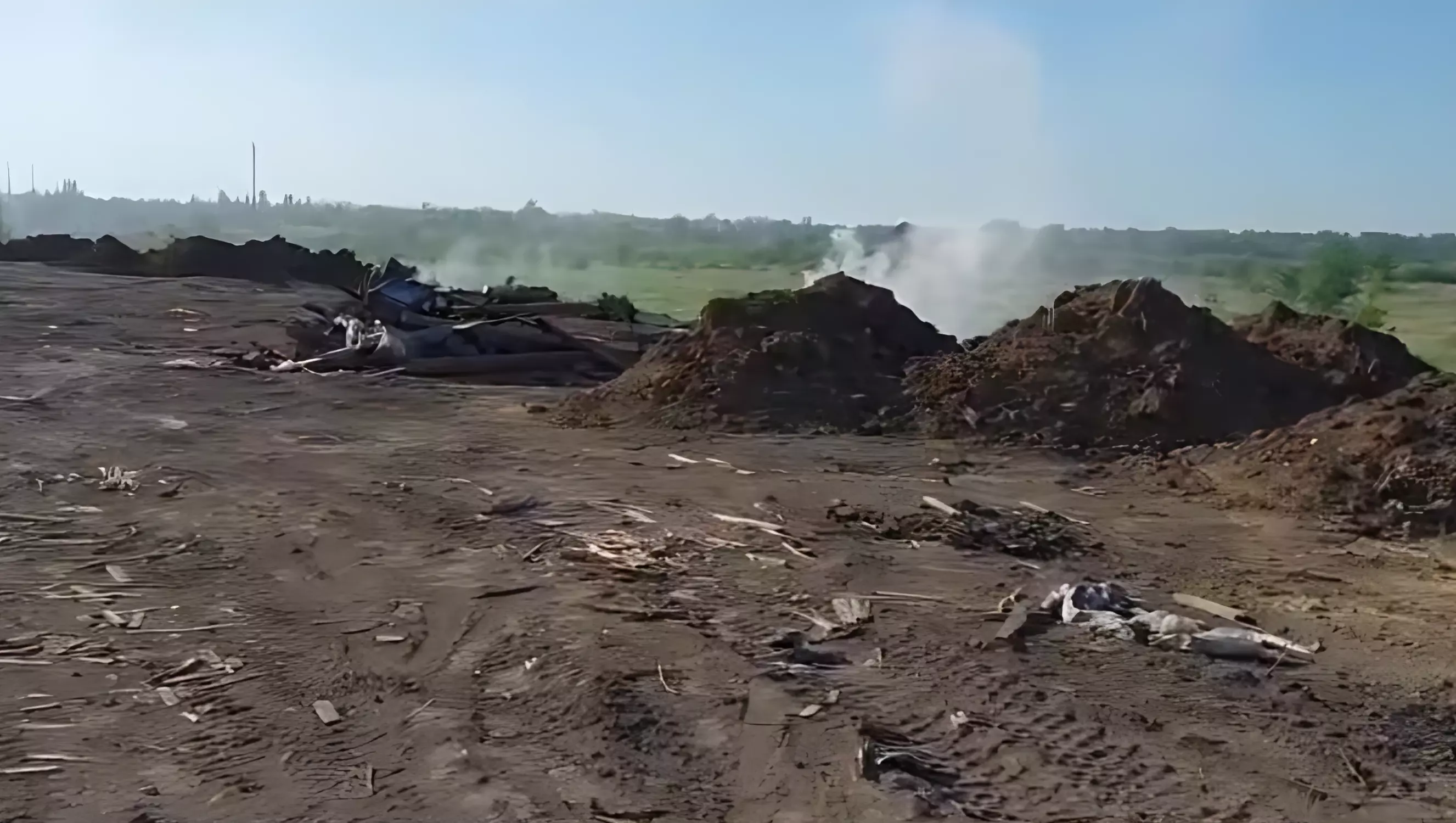 Активисты обнаружили возгорание отходов на засыпанной землей свалке в Азове