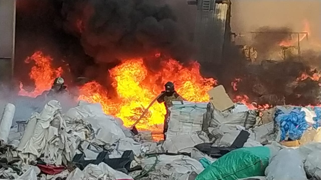 Пожар на складе с бумагой в Аксае локализован на площади 2500 квадратных метров