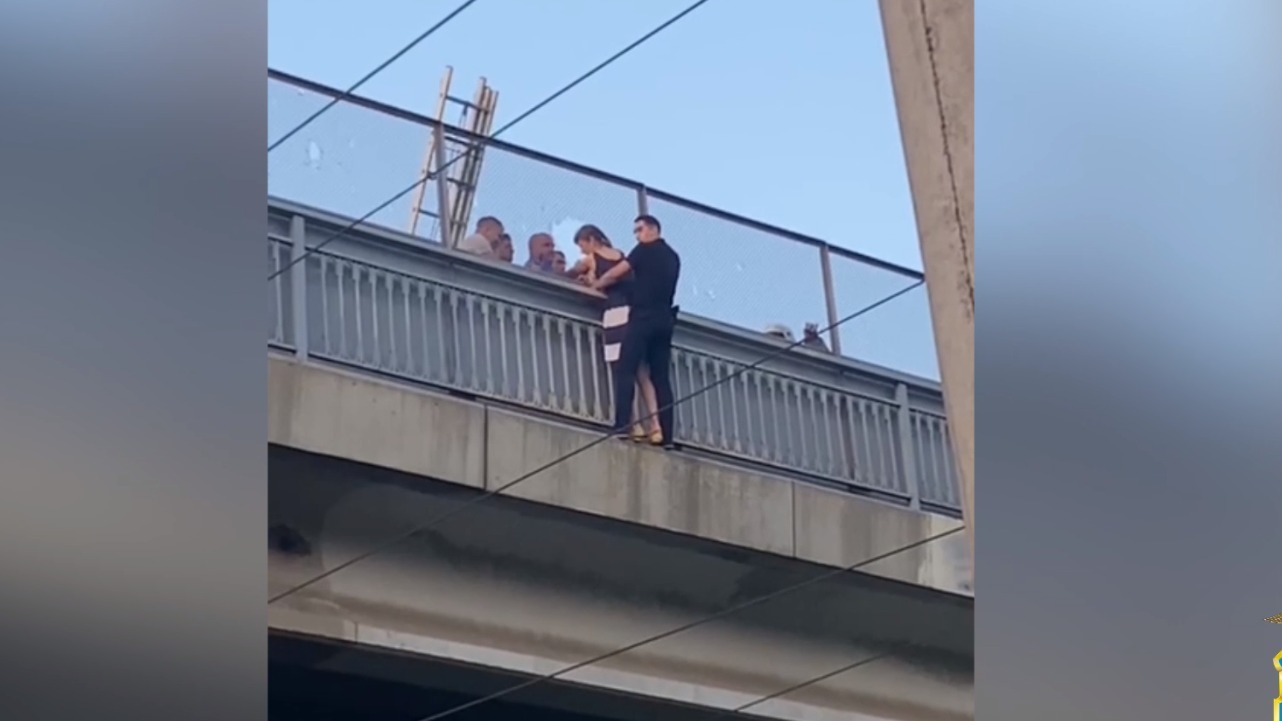 В Ростовской области полицейский спас девушку от падения с моста на рельсы