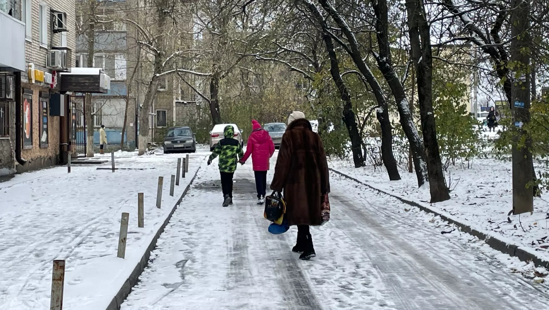 Ростов завалило снегом и льдом, пока власти решали судьбу многодетных семей