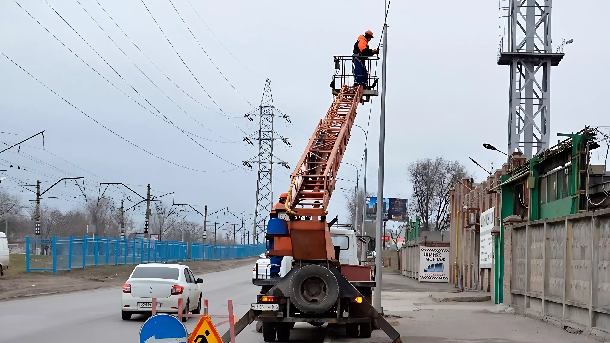 Власти Ростова рассказали, что причиной перебоев в работе светофоров стали неработающие провода, рабочие заменят кабель уже этим вечером.