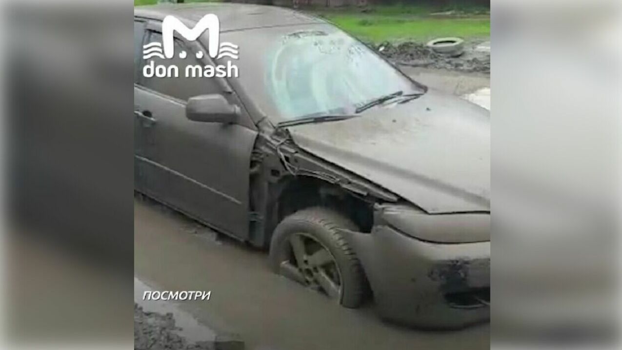 Житель Батайска пожаловался на утопающие в грязи автомобили на улице Смоленской