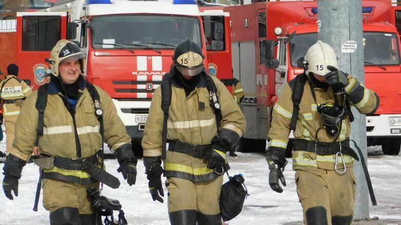 В Ростове для тушения пожара в районе погранслужбы ФСБ привлекли 25 спецмашин
