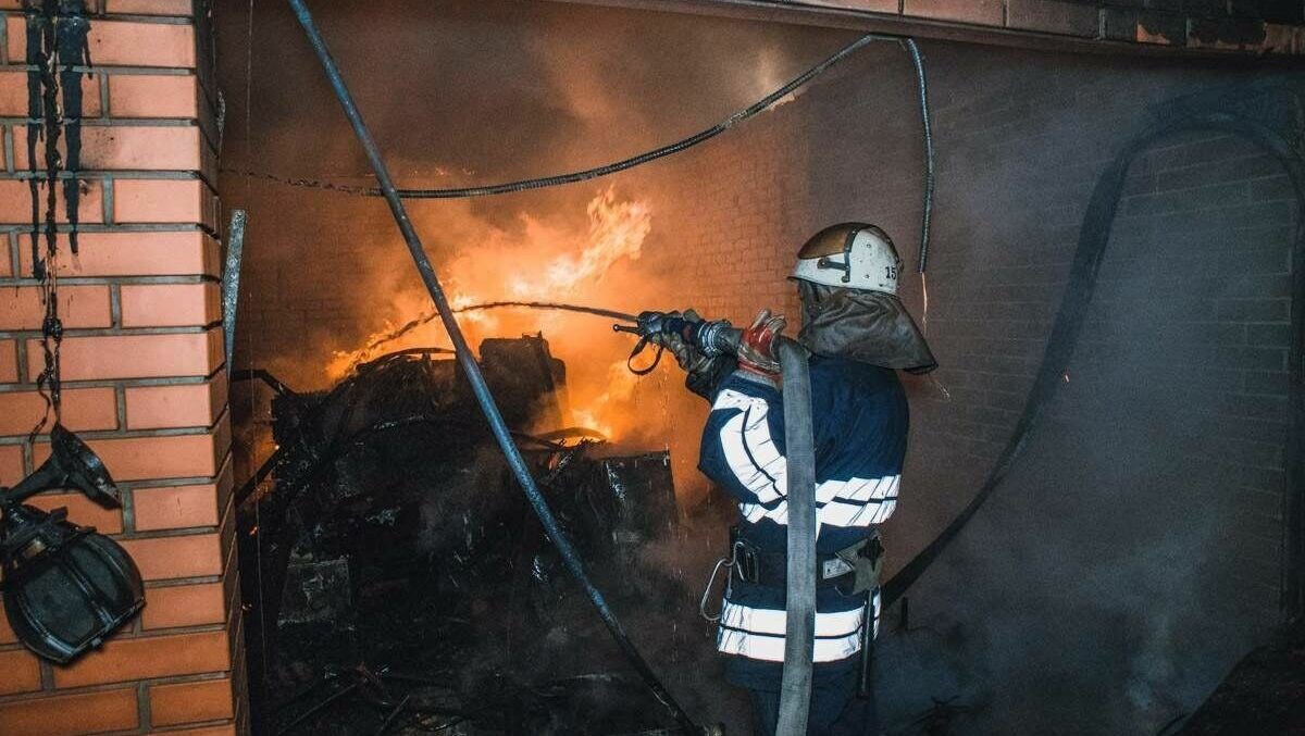 В Ростове загорелся гараж с тремя автомобилями 29 октября