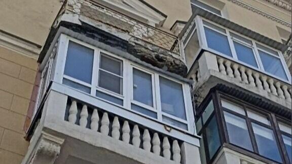 Власти пообещали отреставрировать осыпающийся на головы людей балкон в центре города