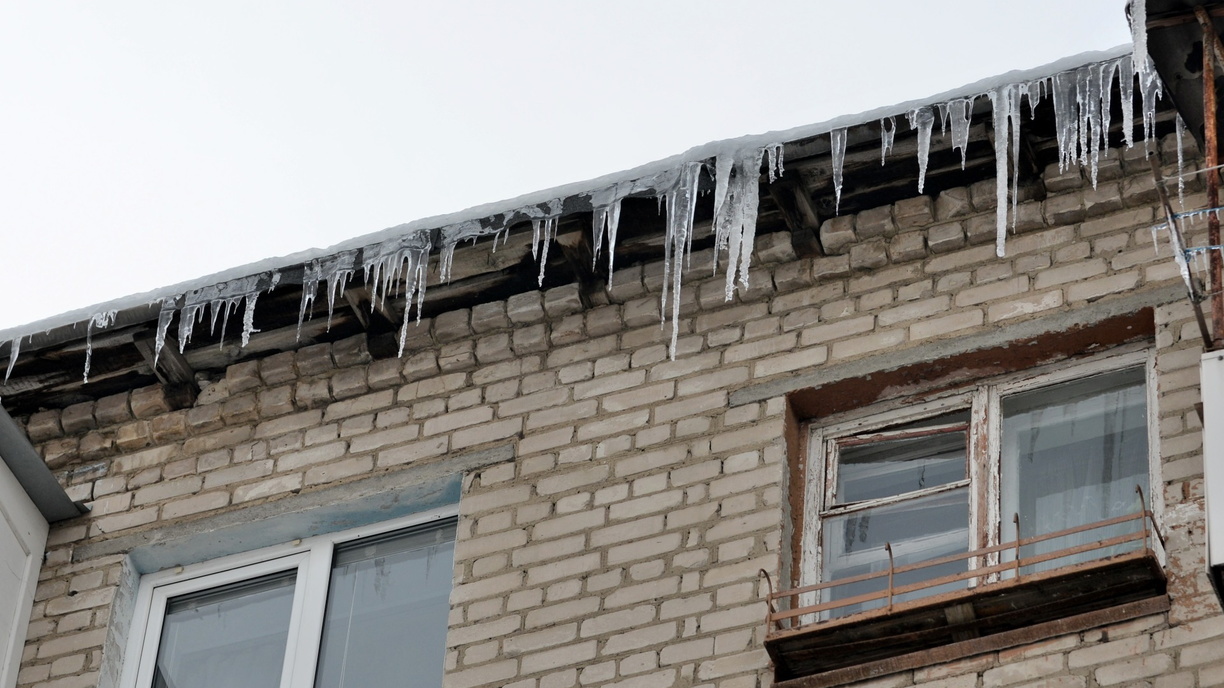 Россиянам назвали простой способ уберечься от падающих сосулек при резком потеплении