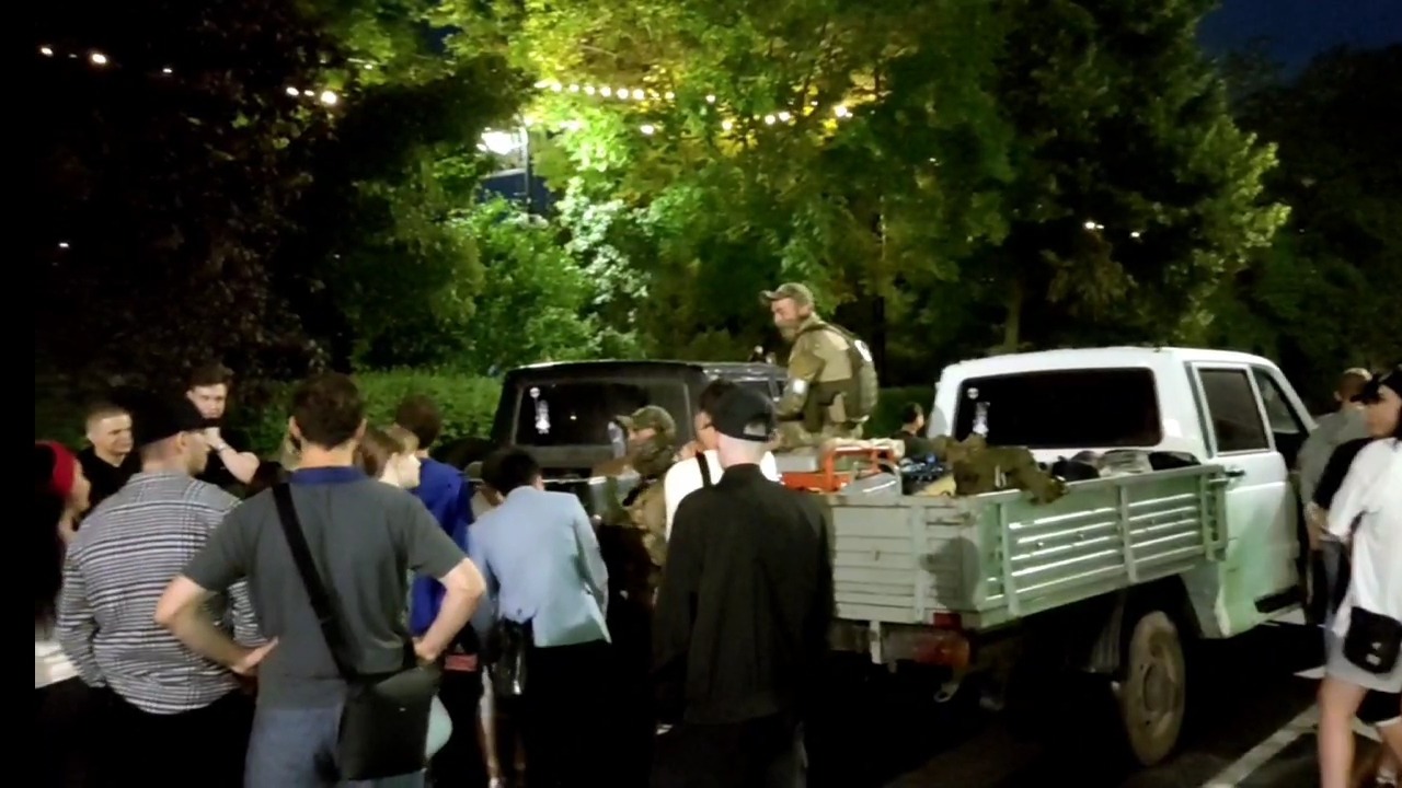 Бойцы ЧВК «Вагнер» в Ростове заявили, что им пока не было приказа уходить