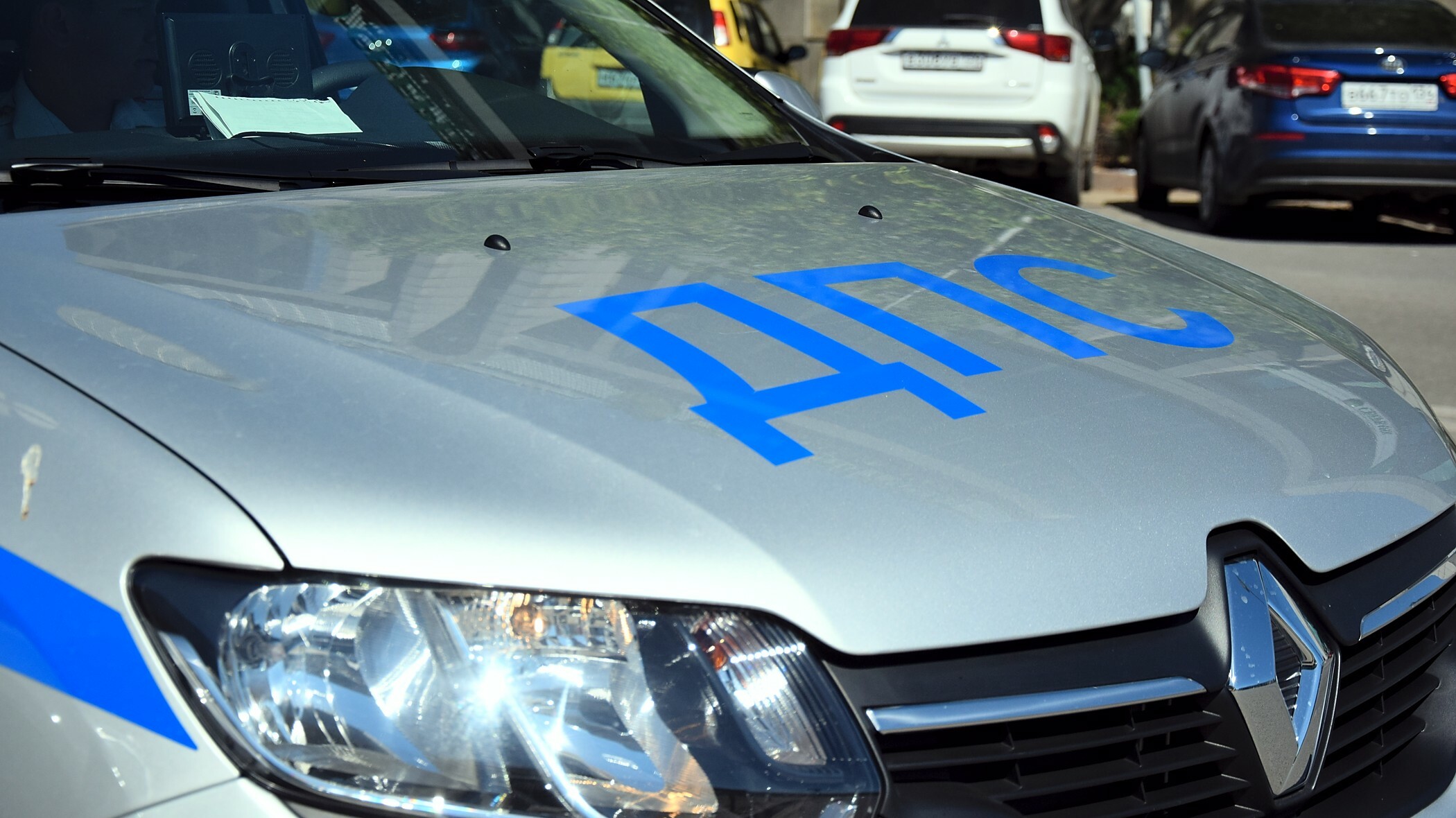 Пьяный водитель в Батайске врезался в припаркованный автомобиль и сбежал