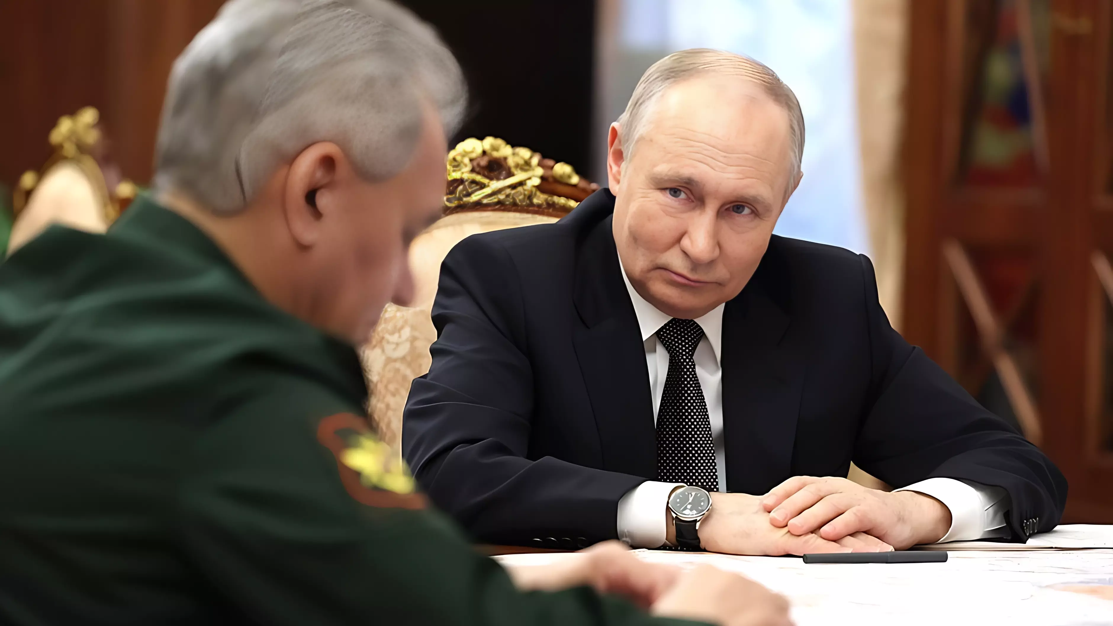 Президент Владимир Путин примерил бушлат из Ростова-на-Дону