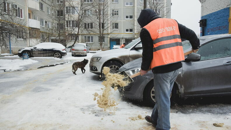 Жители в Ростове-на-Дону пожаловались на покрывшиеся льдом тротуары