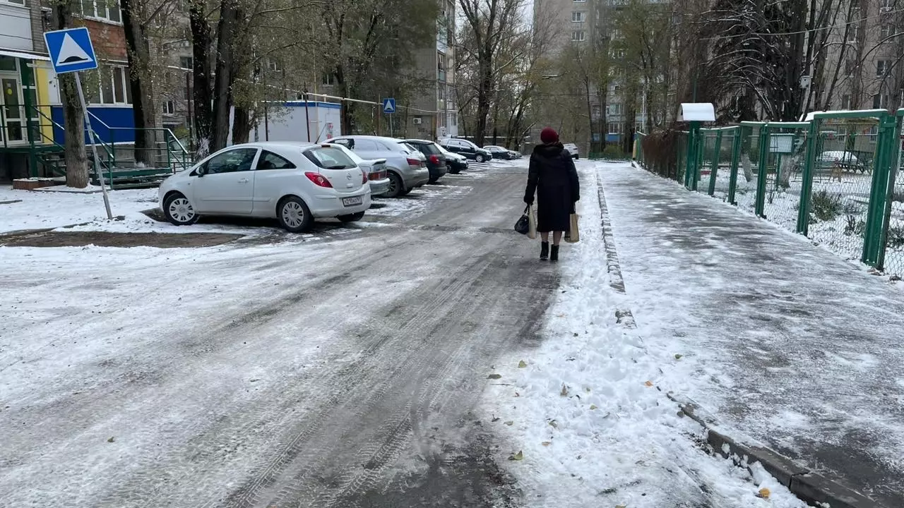 Костей не соберешь: жители Ростова рассказали о сугробах на тротуарах и гололеде