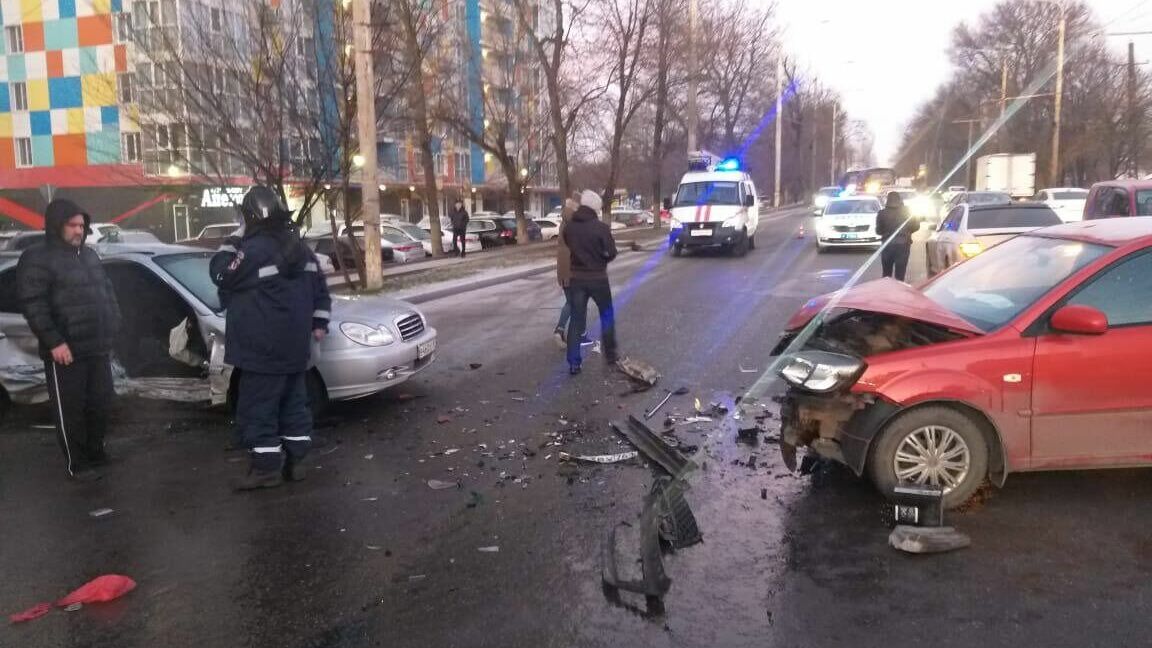 Один человек попал в больницу в результате столкновения трех автомобилей в Ростове