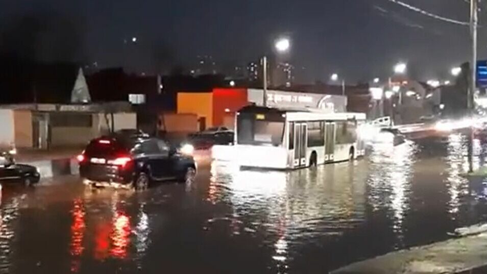 В Ростове после дождя 19 ноября затопило Малиновского