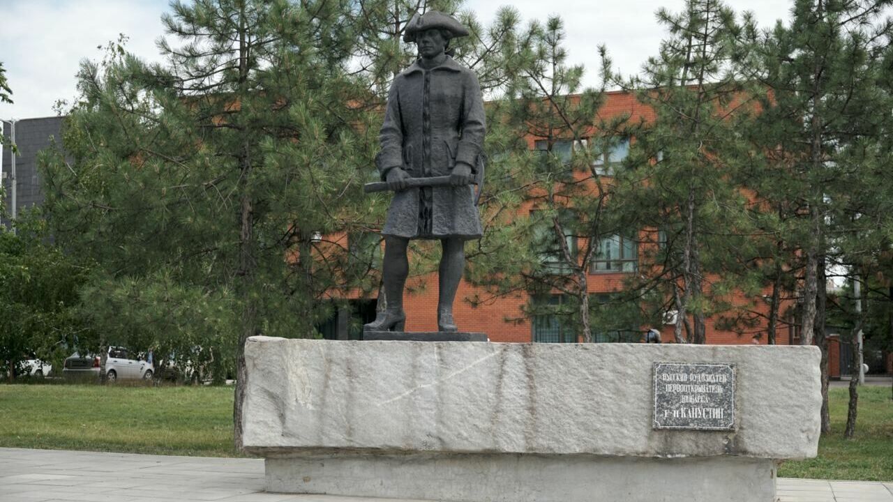 Памятники Георгию Капустину стоят во многих городах России и Донбасса