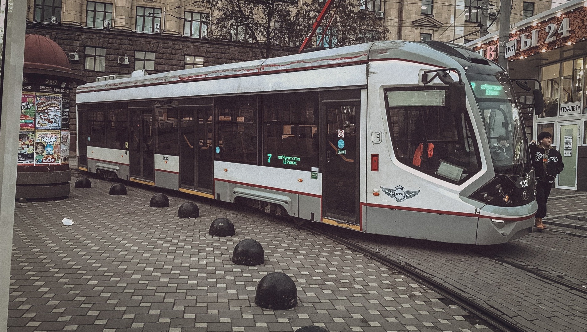 В Ростове ветка рухнула на трамвай на Центральном рынке и ушибла прохожую