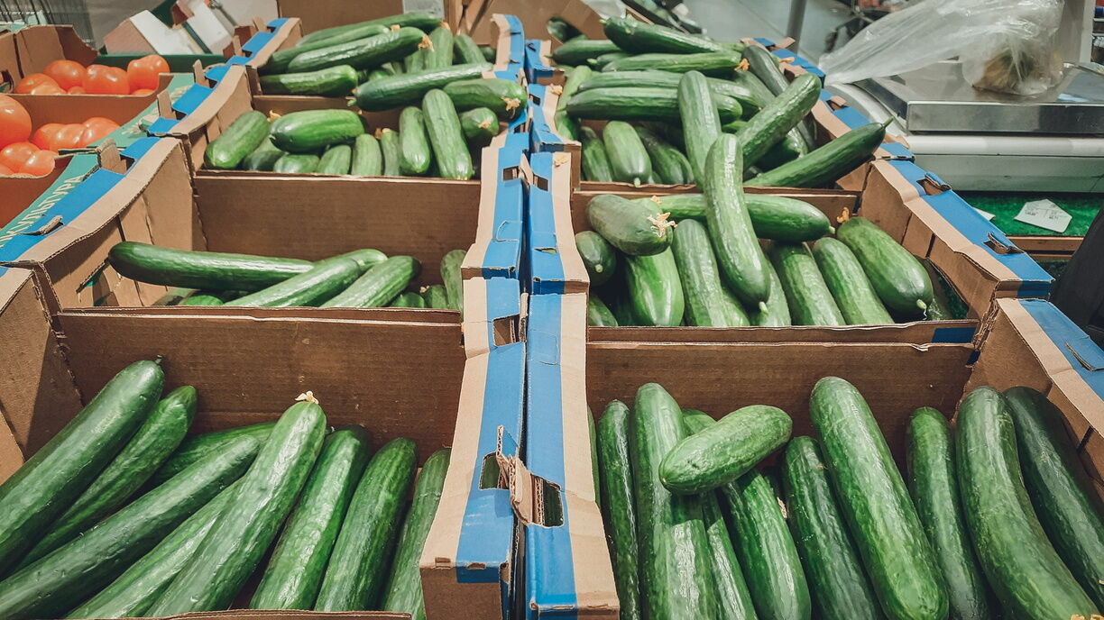 «Сильное сезонное подорожание овощей, причем сильнее, чем в аналогичных сезонах прошлых лет. Обычно овощи дорожали на треть, а то и меньше.», — рассказала экономист.