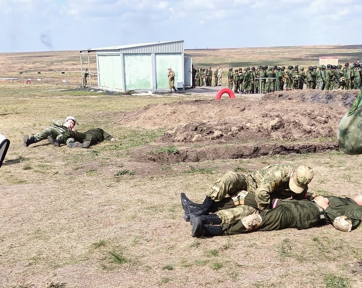 На сборах казаки стреляют из РПГ-7, отрабатывают навыки оказания первой медицинской помощи, примененяют средства радиационной, химической и биологической защиты.