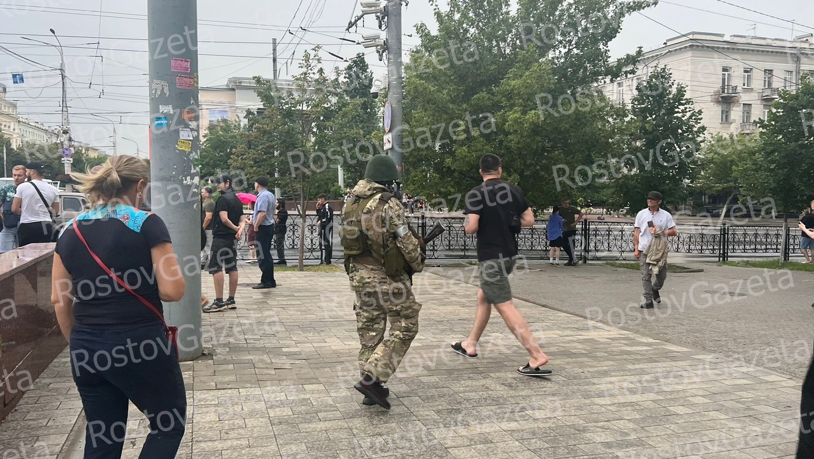 В Ростове военные с автоматами перекрыли дорогу к штабу ЮВО