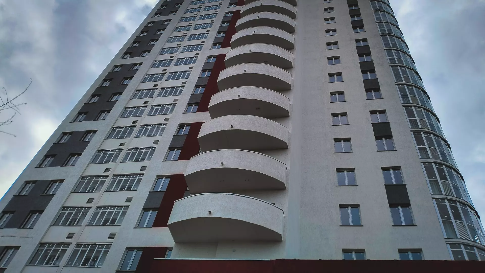 В Ростове молодая девушка разбилась при падении из окна многоэтажки на Извилистой