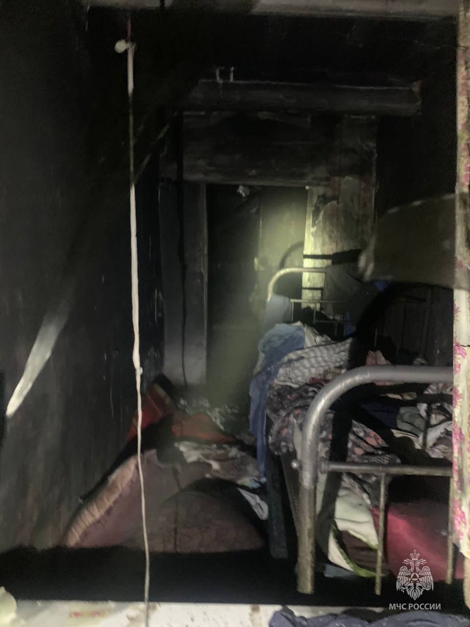 По предварительной информации, причиной возгорания в частном доме стала восковая свеча, огонь которой распространился на домашние вещи и охватил 35 квадратных метров строения.