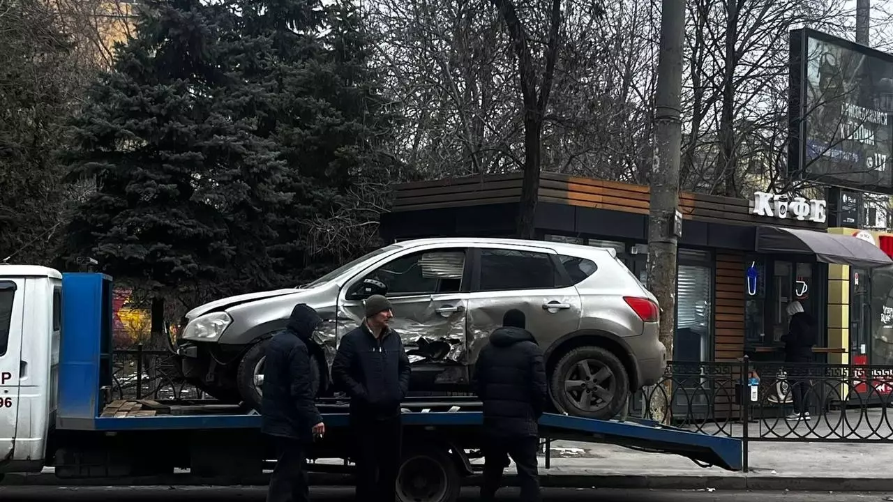 Два человека чуть не погибли в лобовом столкновении в центре Ростова
