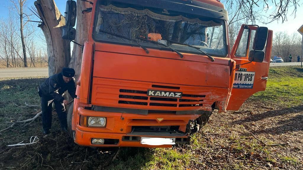 В Ростовской области водитель Opel выехал на «встречку» и погиб под колесами «КамАЗ»