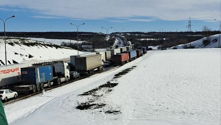 Многокилометровая пробка образовалась на дороге из Ростова в Шахты