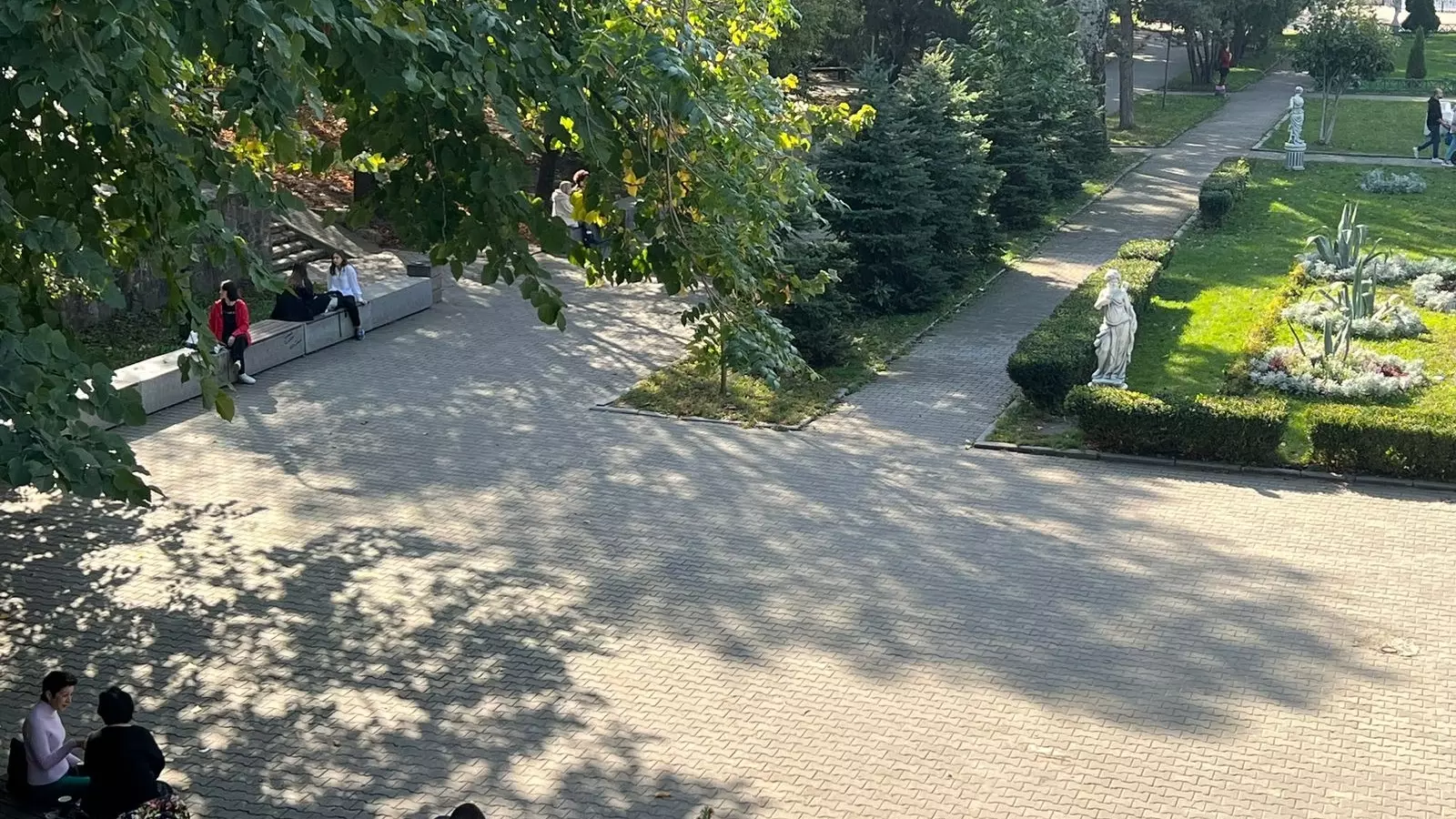Парк Максима Горького. Самый старый парк в Ростове-на-Дону, вероятно, один из самых известных, делится на так называемые «верхний» и «нижний» парки.