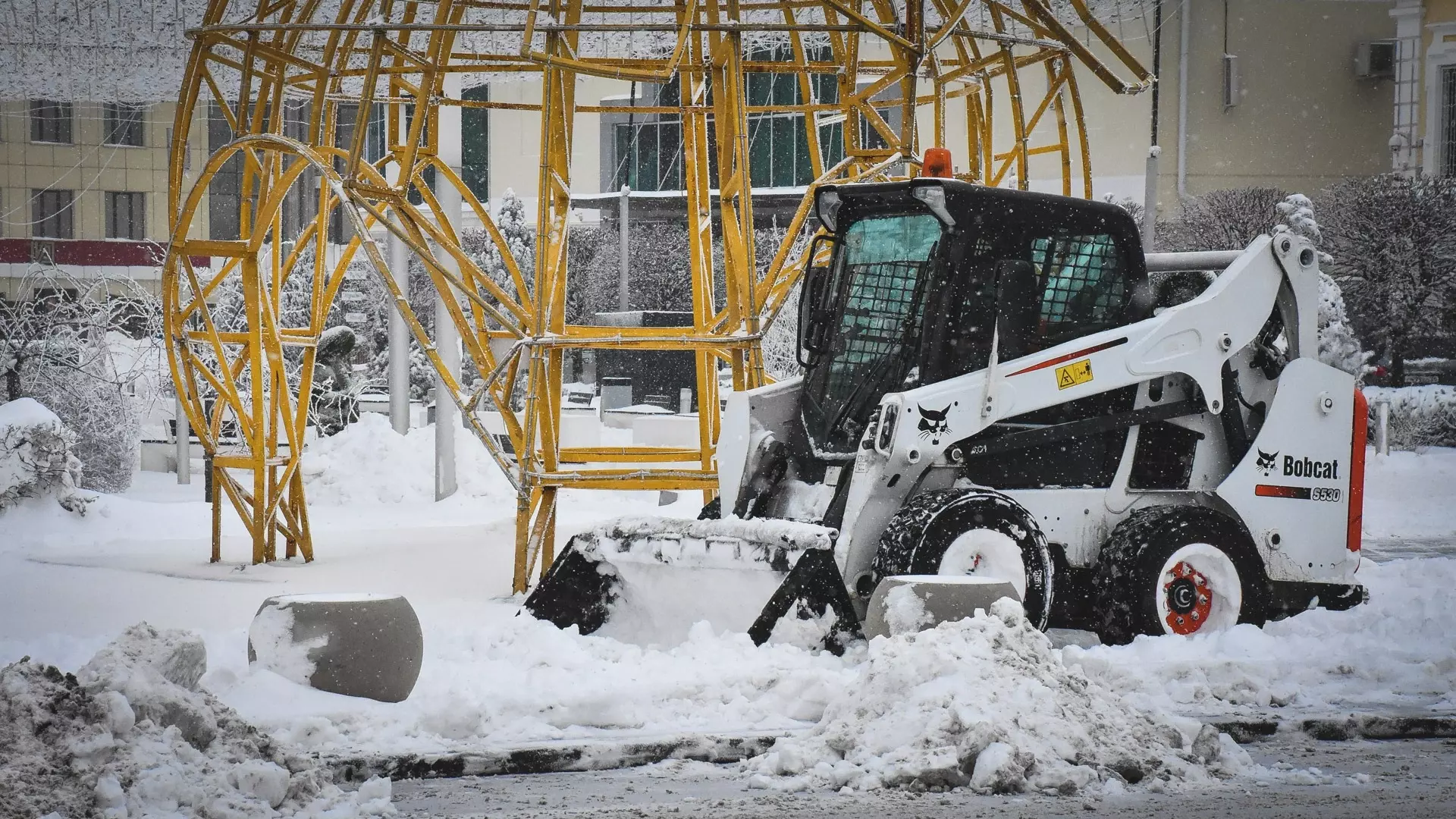 Снегоуборочная техника в Ростовской области заступила на круглосуточное дежурство