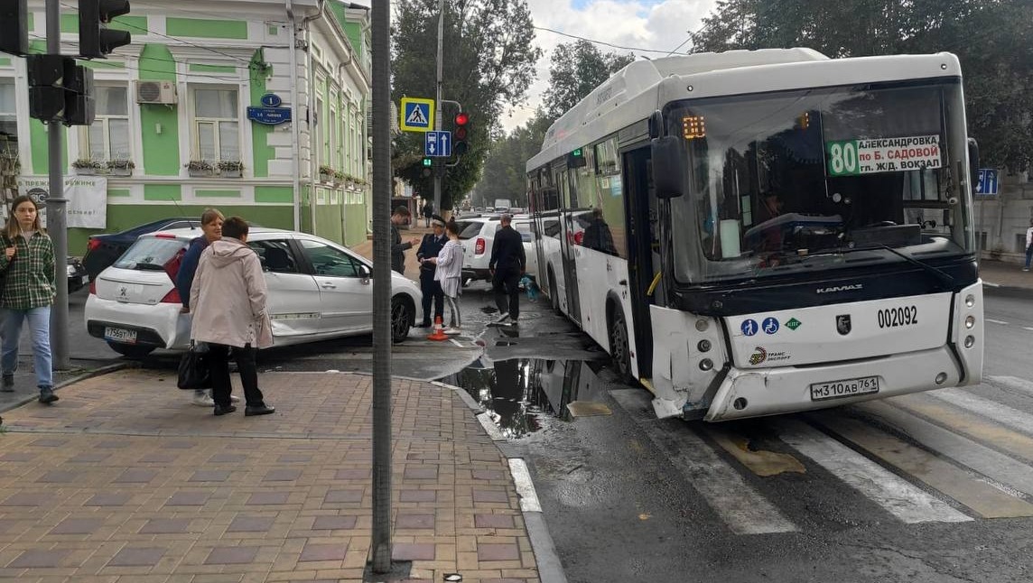 Иномарка протаранила автобус с 80 пассажирами в Ростове-на-Дону 13 сентября