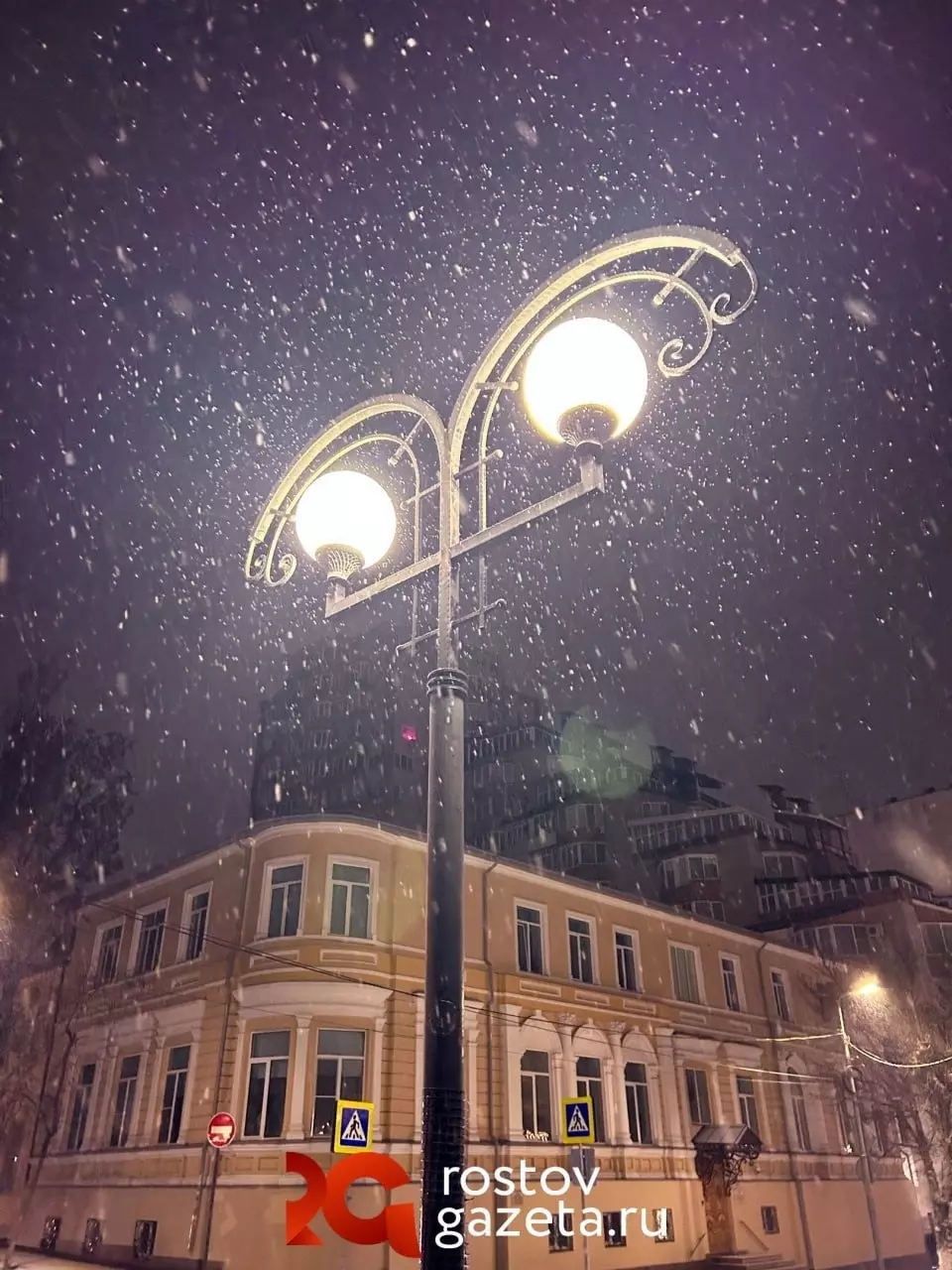 Ростовчане еще вчера вечером вышли на улицы гулять и делать первые зимние фотографии.