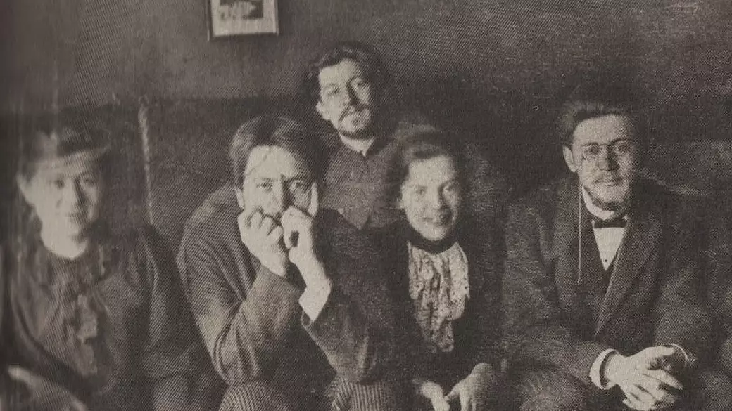  Чеховы в Мелихово. Слева направо: Мария, Антон, Иван, ???, Михаил. Март, 1892 г.