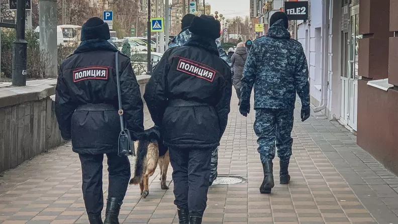 Большое количество вооруженных силовиков появились в центре Ростова