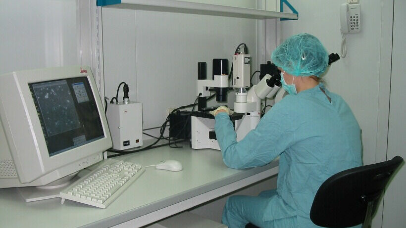 Изучение клеток и тканей требует современного технологического оснащения. Это, например, объединение медицинского микроскопа с камерой, которая выводит полученное изображение на экран монитора.