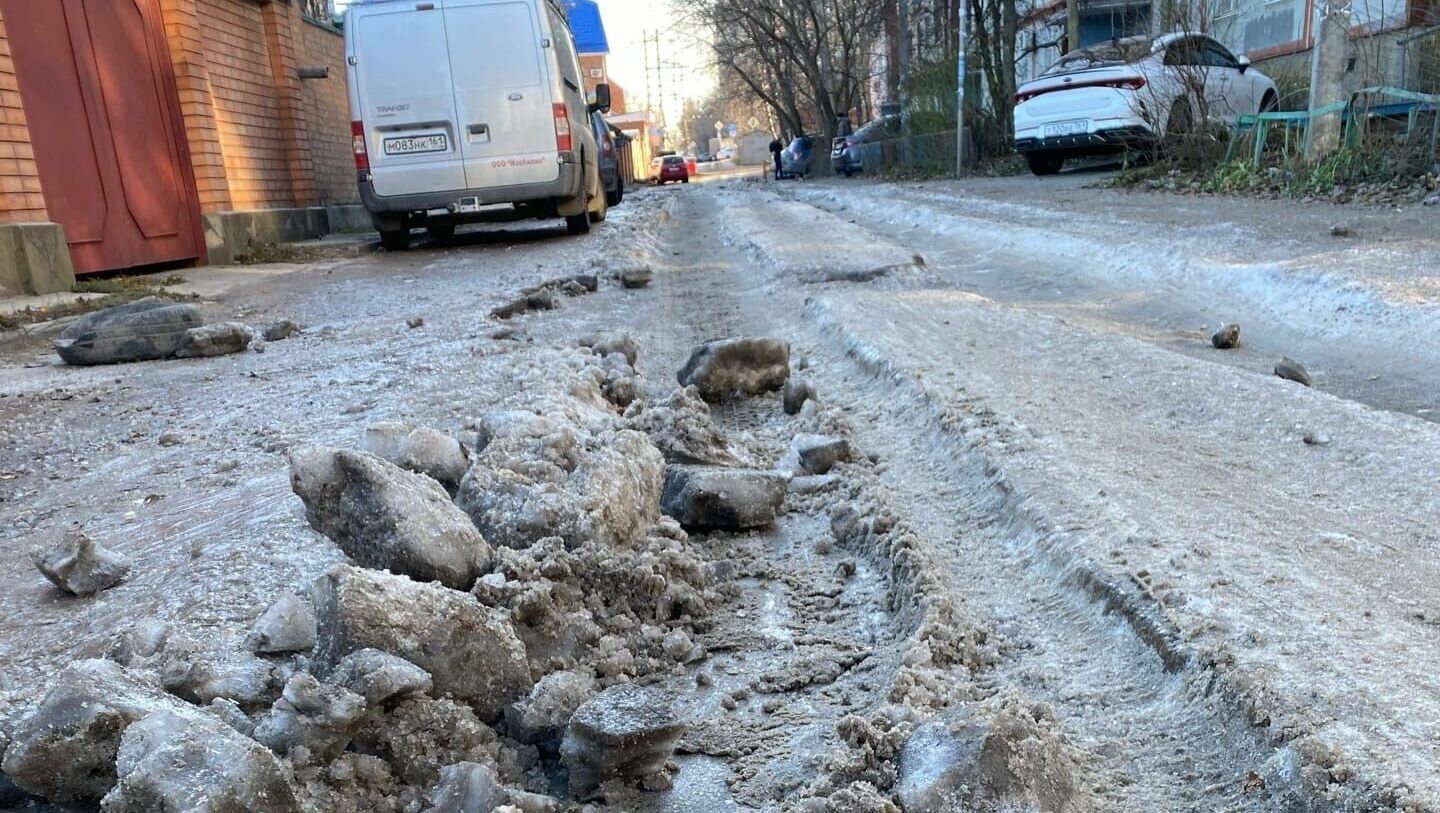 Ледяная колея образовалась в Ростове на единственной дороге к МРЭО