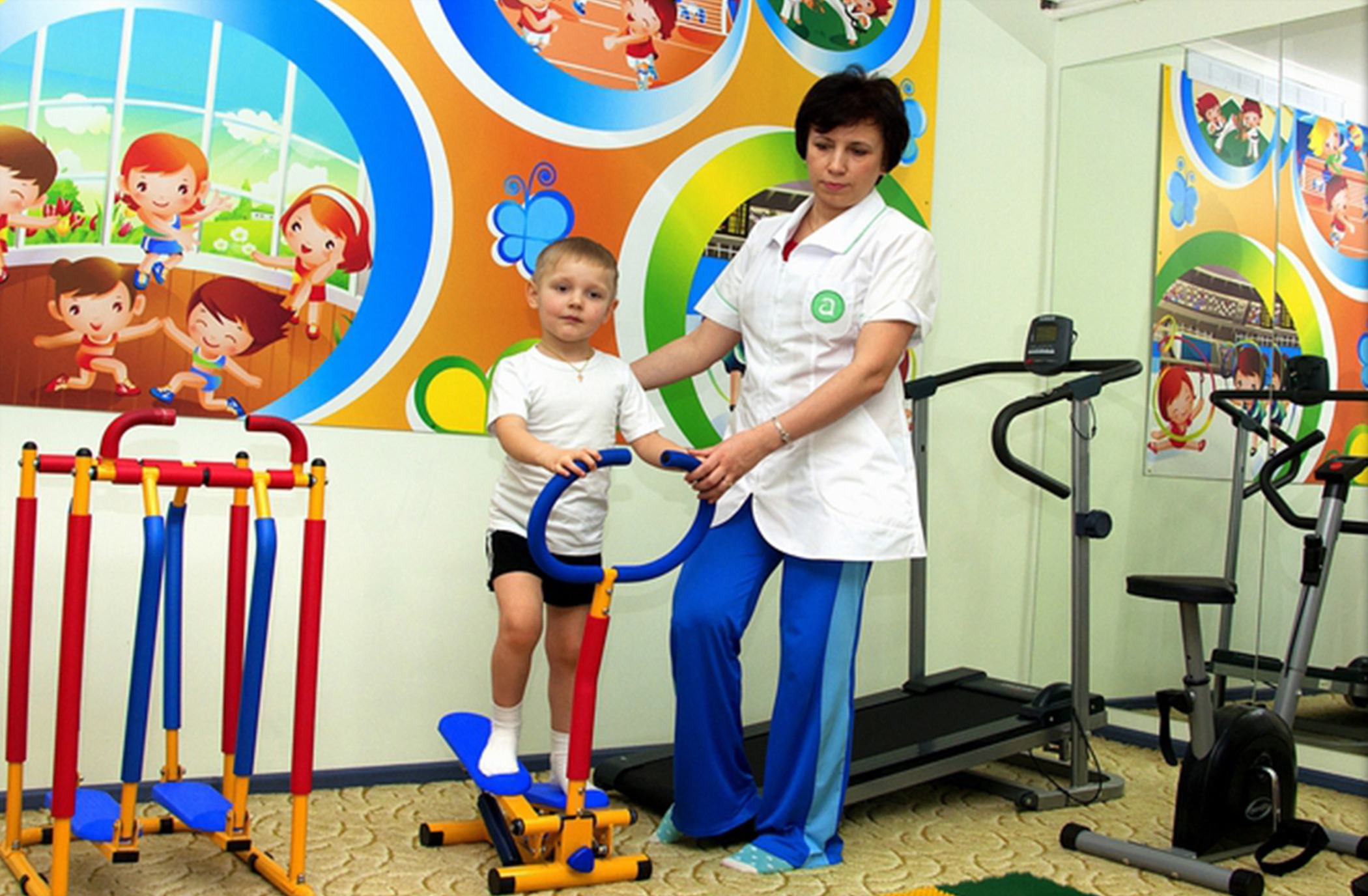 Детей инвалидов 2024 году в россии. Лечебная физкультура для детей. Реабилитация детей ЛФК. Кабинет ЛФК для детей. Зал ЛФК для детей.