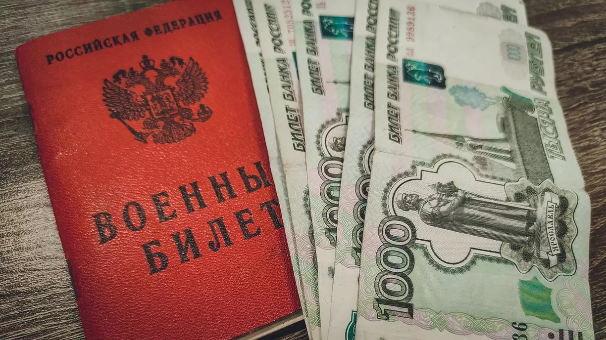 Штрафы от 5 до 15 тысяч рублей предусмотрены для граждан, утаивших свой выезд из России на срок более полугода.