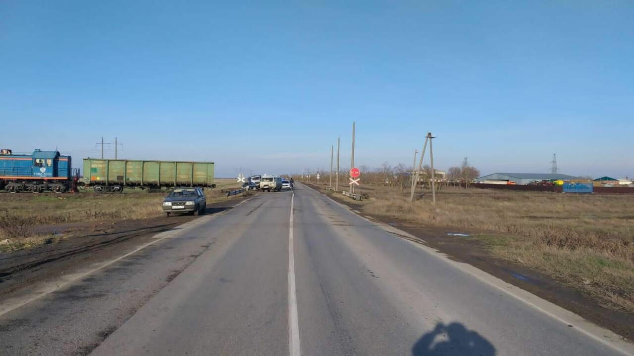 В Ростовской области УАЗ влетел в тепловоз
