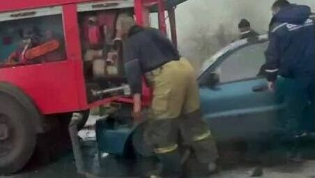 Водитель лишился ног, засмотревшись на работу пожарных в Ростовской области