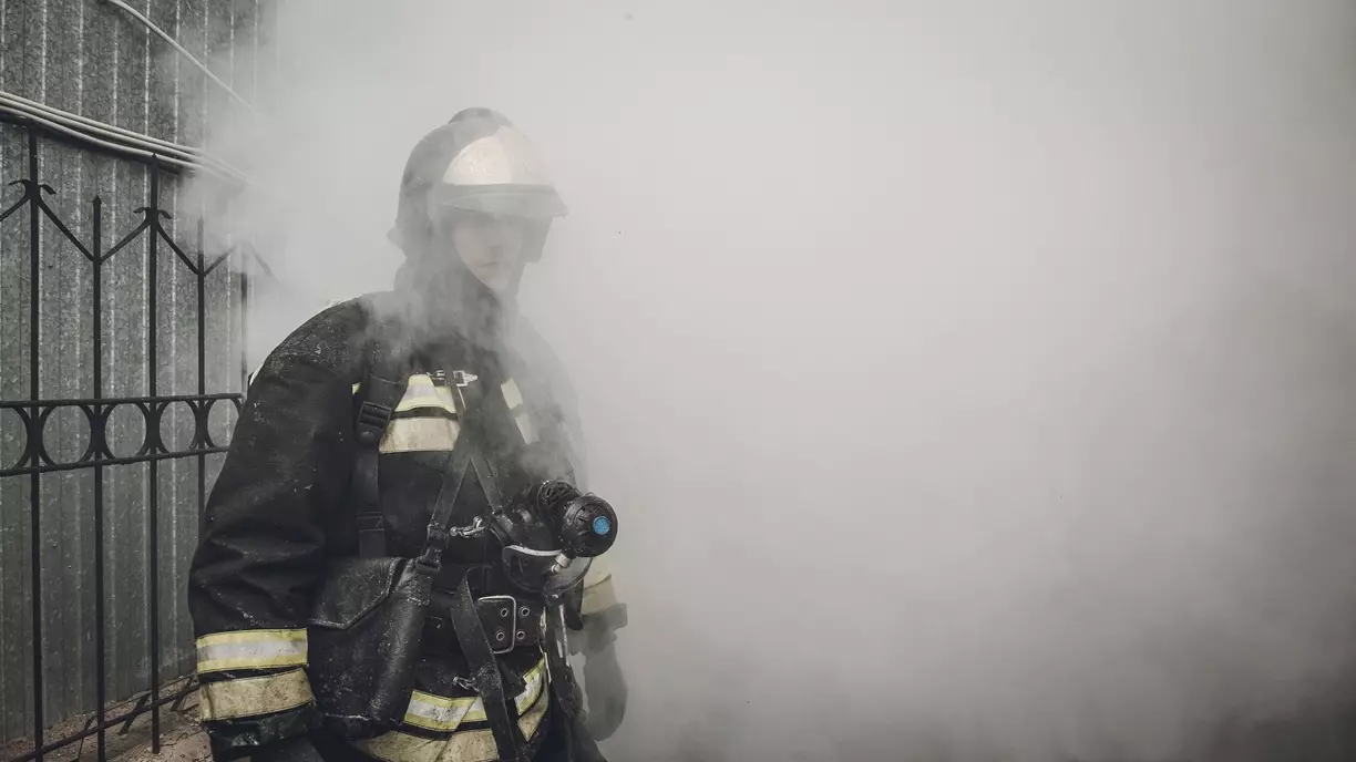 Роспотребнадзор проверит воздух в Шахтах после пожара на полиэфирном заводе