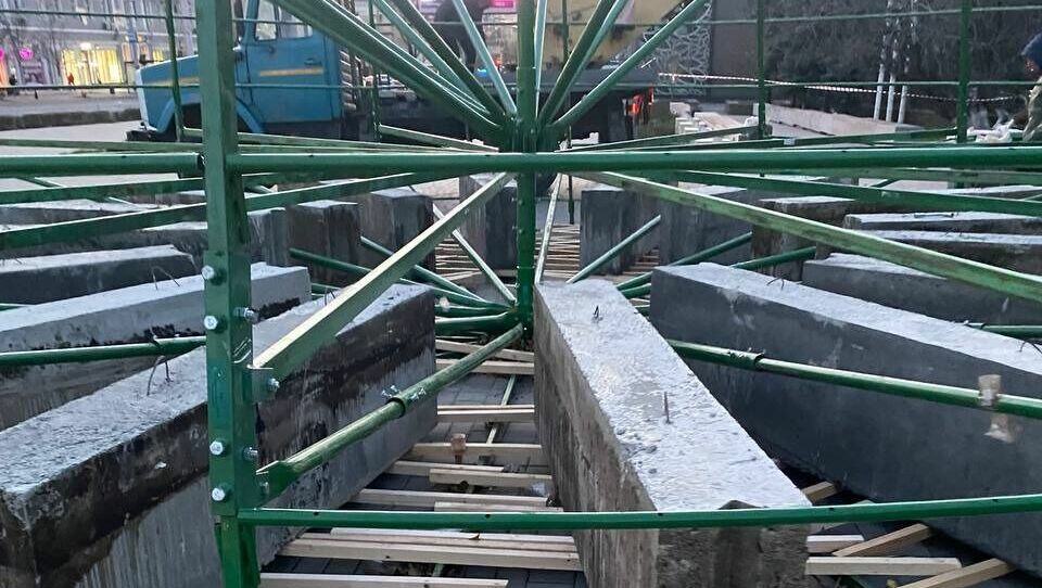 Чтобы ёлка не упала её придавили бетонными блоками в Ростове