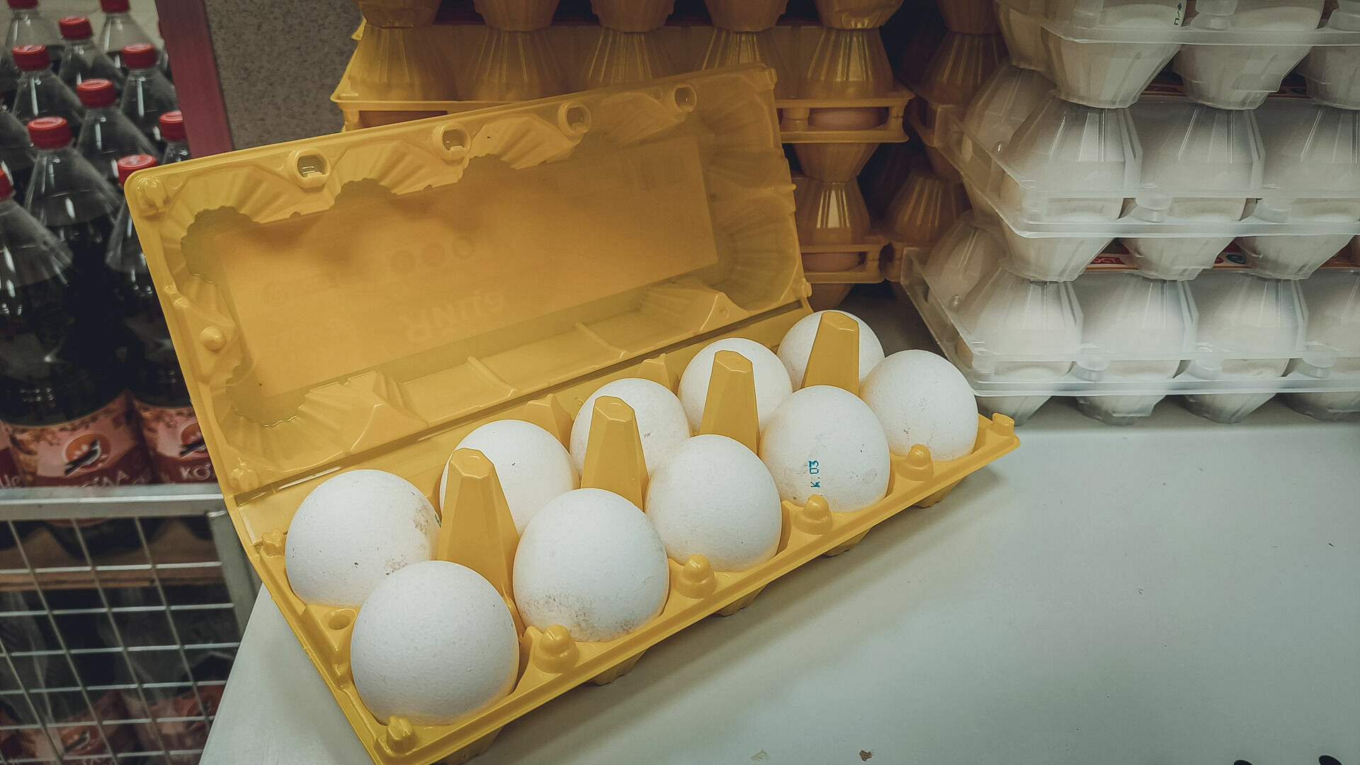 Эксперт рассказал, как правильно выбирать яйца в магазине в Ростовской области