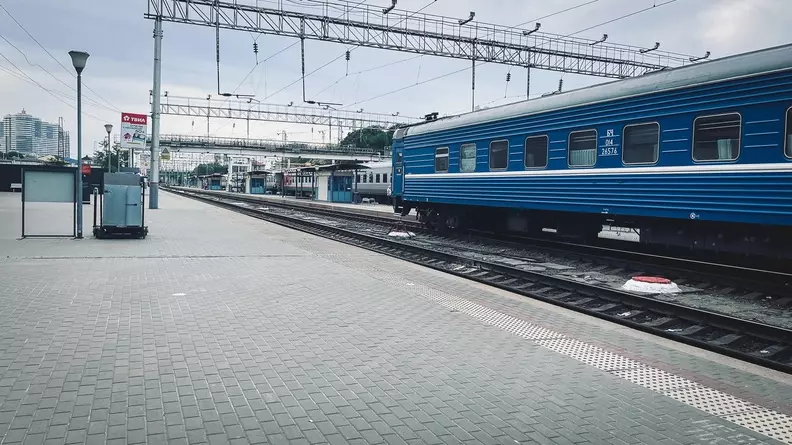 Поезд протаранил фуру в Ростовской области