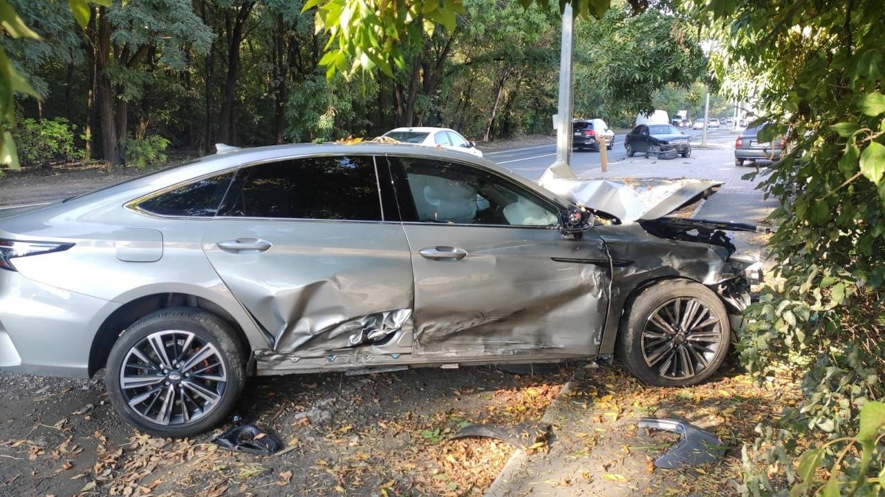 Один человек пострадал в результате ДТП с двумя иномарками на Каскадной в Ростове