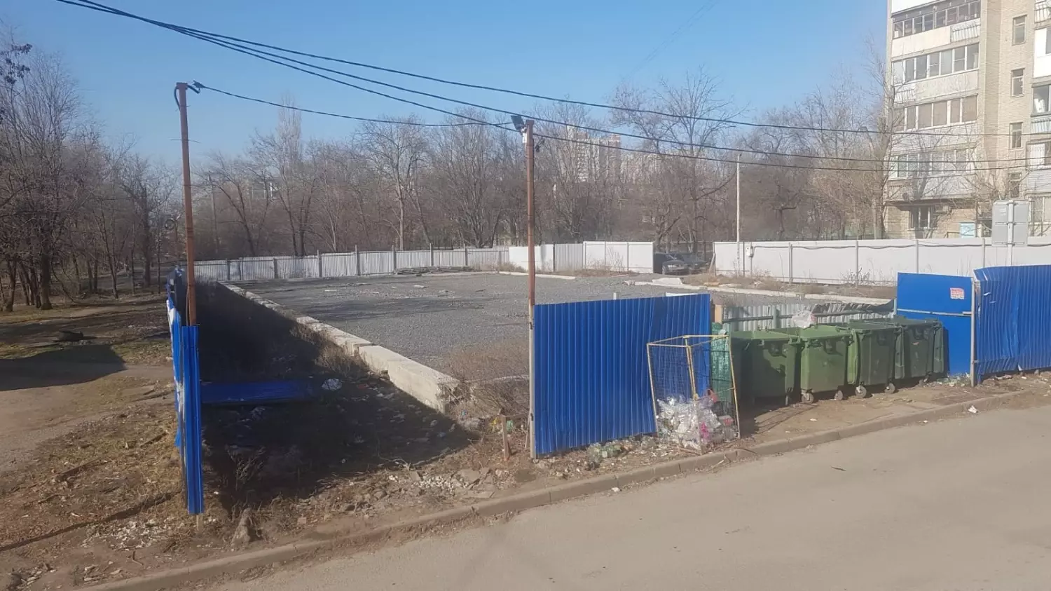 Разрешение на уничтожение деревьев и на застройку зеленой территории рядом со двором на Каширской, 18 в Ростове не выдавалось. Ситуация получила огласку, стройку забросили. 